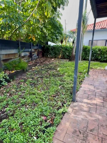 a view of a back yard