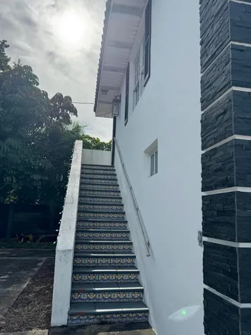 a view of a pathway with a white house