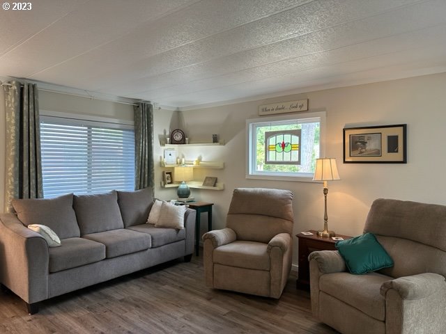 154 Outer Drive Florence, OR 97439 - Photo 4 of 40 Living Room