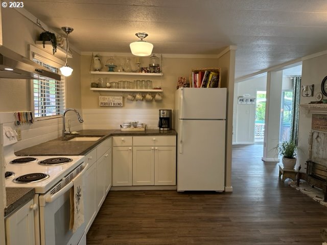 154 Outer Drive Florence, OR 97439 - Photo 9 of 40 Kitchen