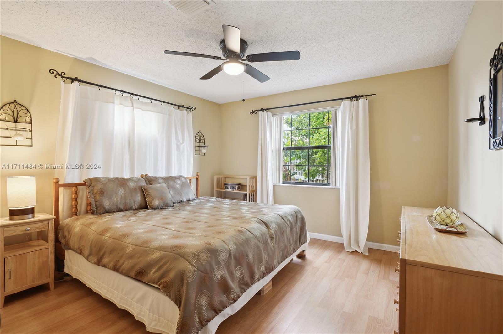 2430 Southwest 86th Avenue Miramar, FL 33025 - Photo 14 of 17