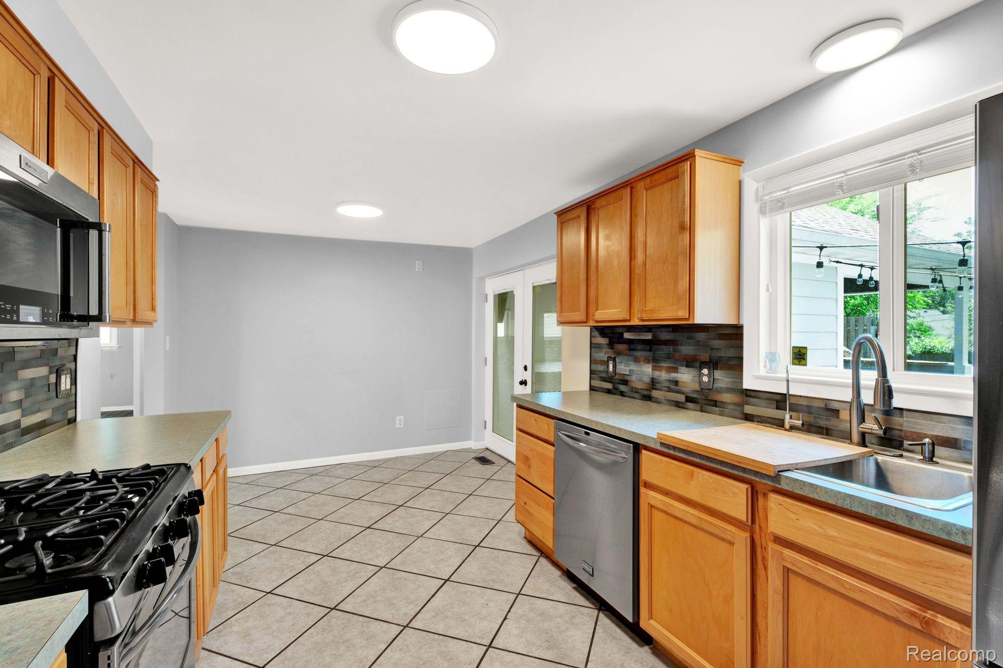 3835 Elmhurst Road Waterford, MI 48328 - Photo 21 of 44 Kitchen