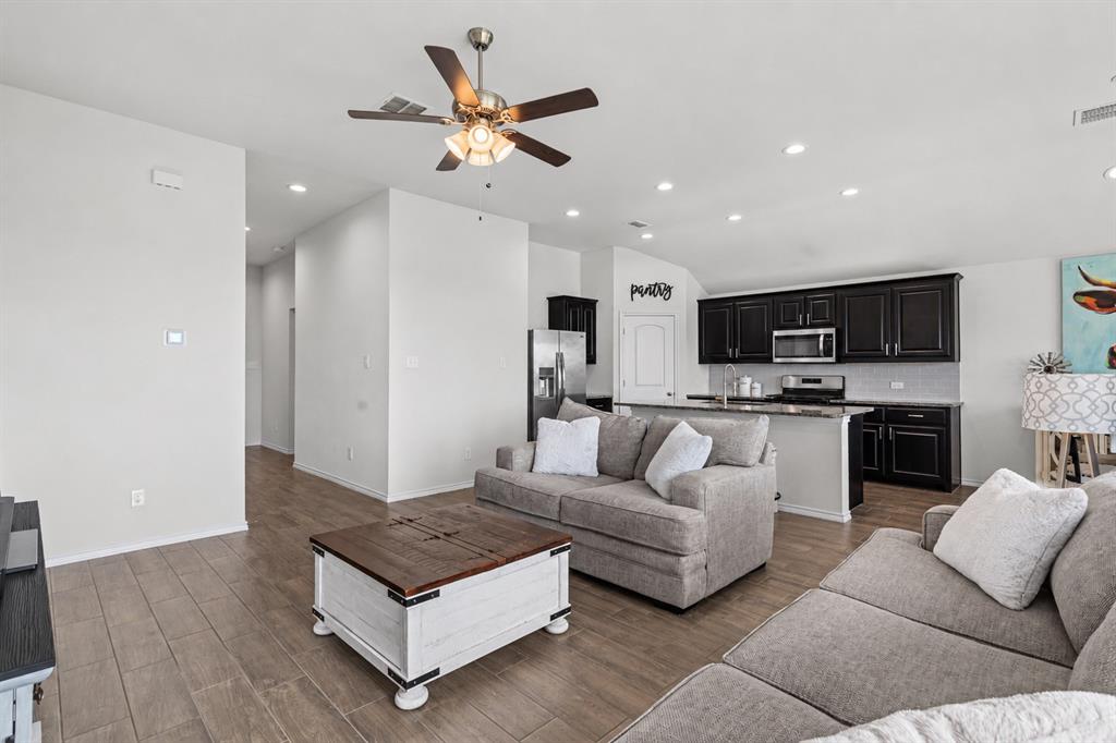 752 Ruellia Street Weatherford, TX 76086 - Photo 5 of 31