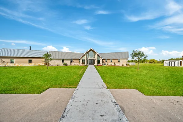a view of a house with a yard