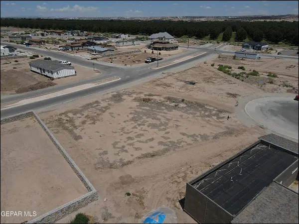 a view of a parking area