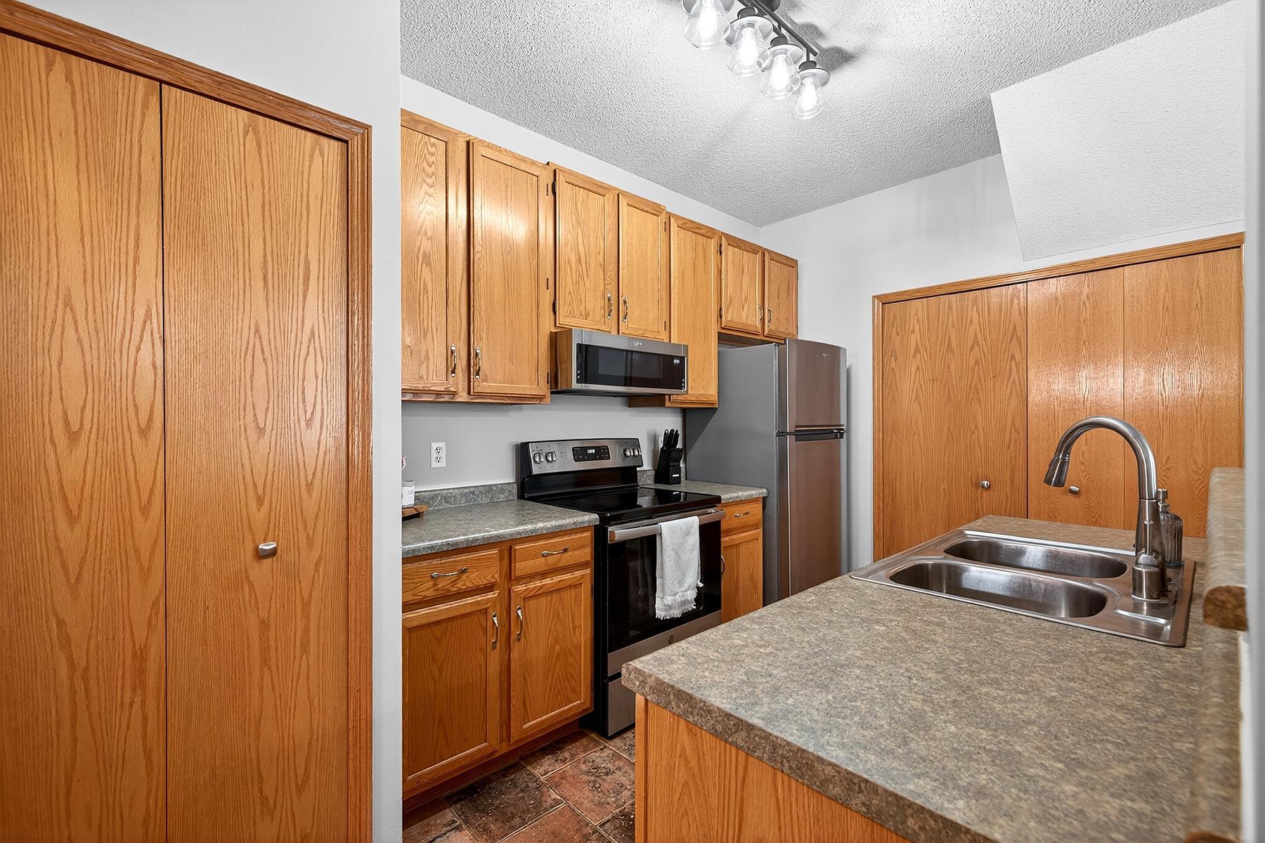 17975 Cobblestone Way Eden Prairie, MN 55347 - Photo 6 of 22