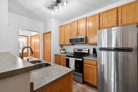 $270,000 | 17975 Cobblestone Way, Eden Prairie, MN 55347