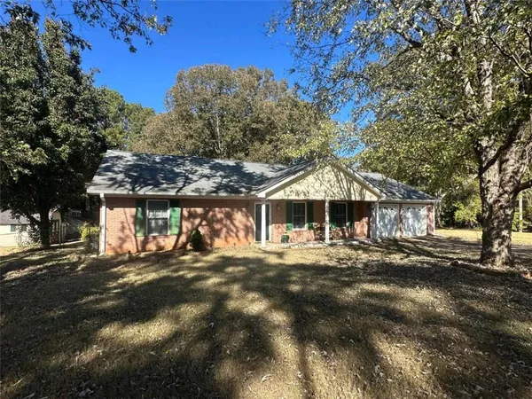 a view of a backyard of the house