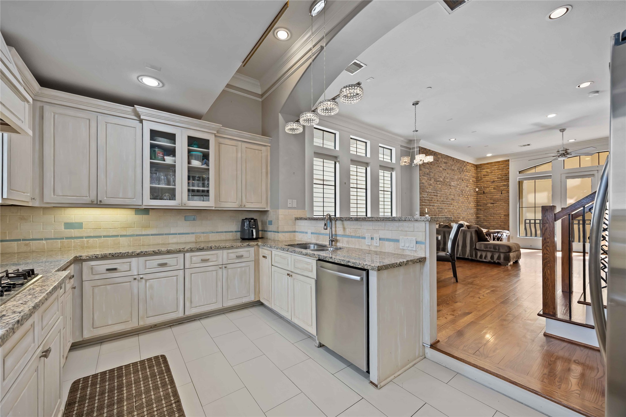 328 Bomar Street Houston, TX 77006 - Photo 13 of 25 Kitchen