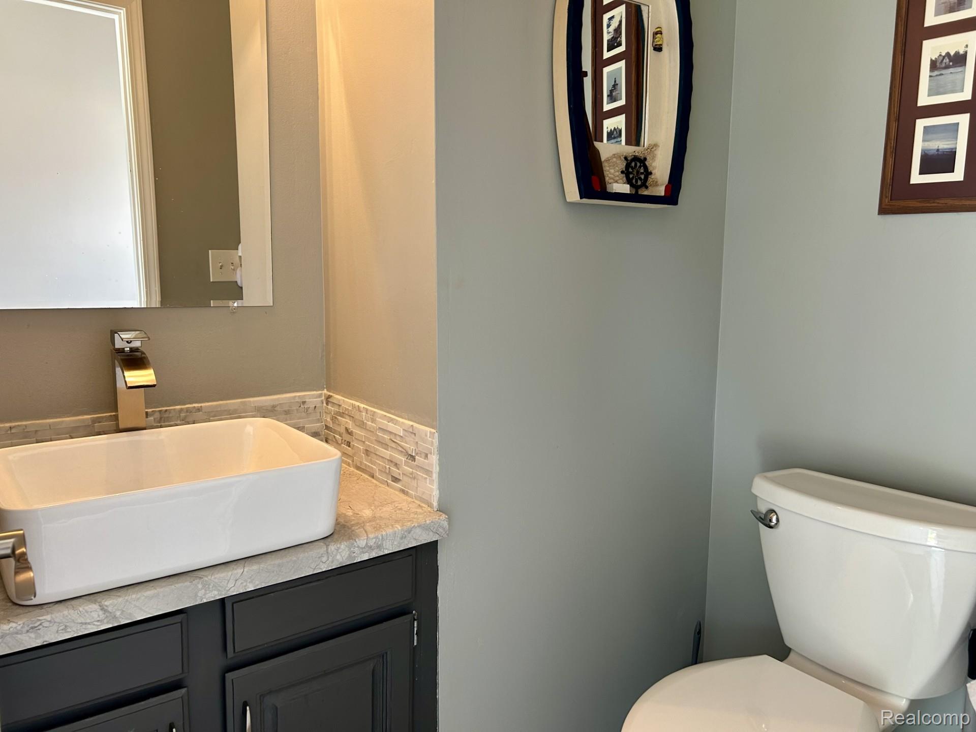 9831 Kress Road Pinckney, MI 48169 - Photo 28 of 35 Powder Room.jpg
