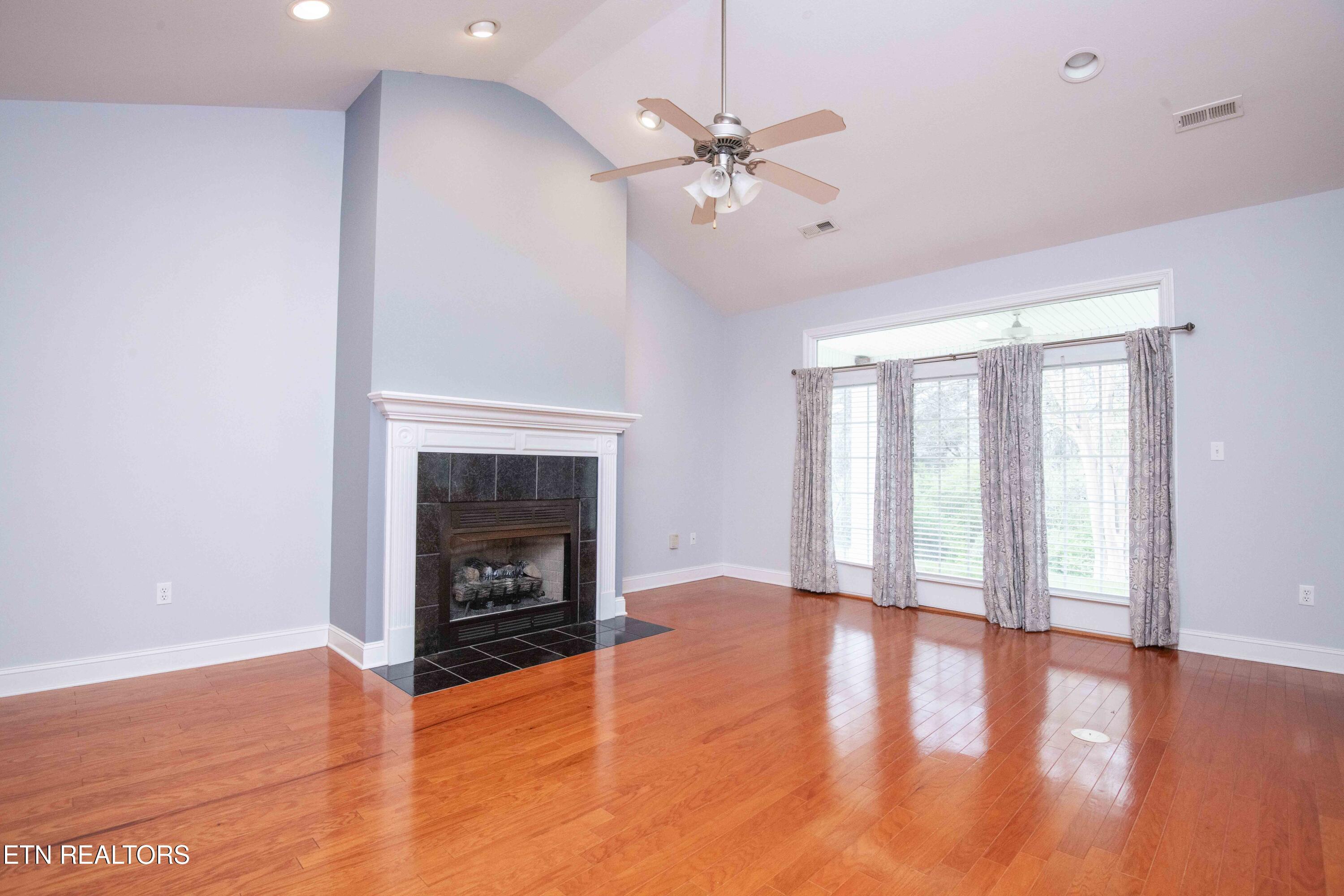 110 Waterston Way Clinton, TN 37716 - Photo 8 of 47 living_1