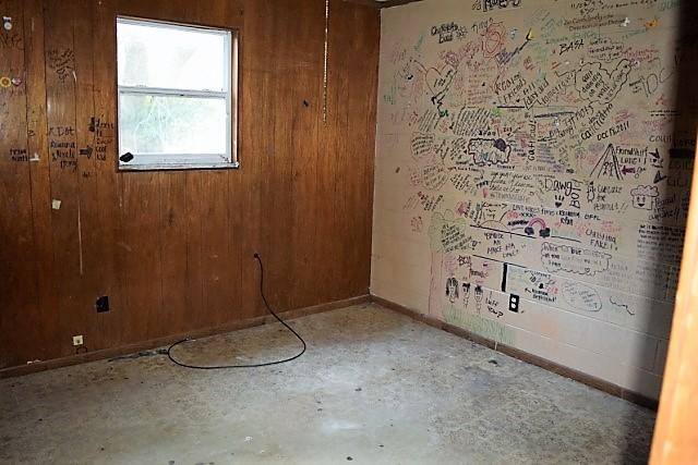623 West Griffith Avenue Crestview, FL 32536 - Photo 11 of 11 an empty room with windows