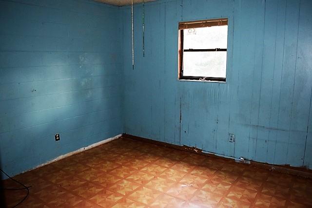 623 West Griffith Avenue Crestview, FL 32536 - Photo 10 of 11 an empty room with a window