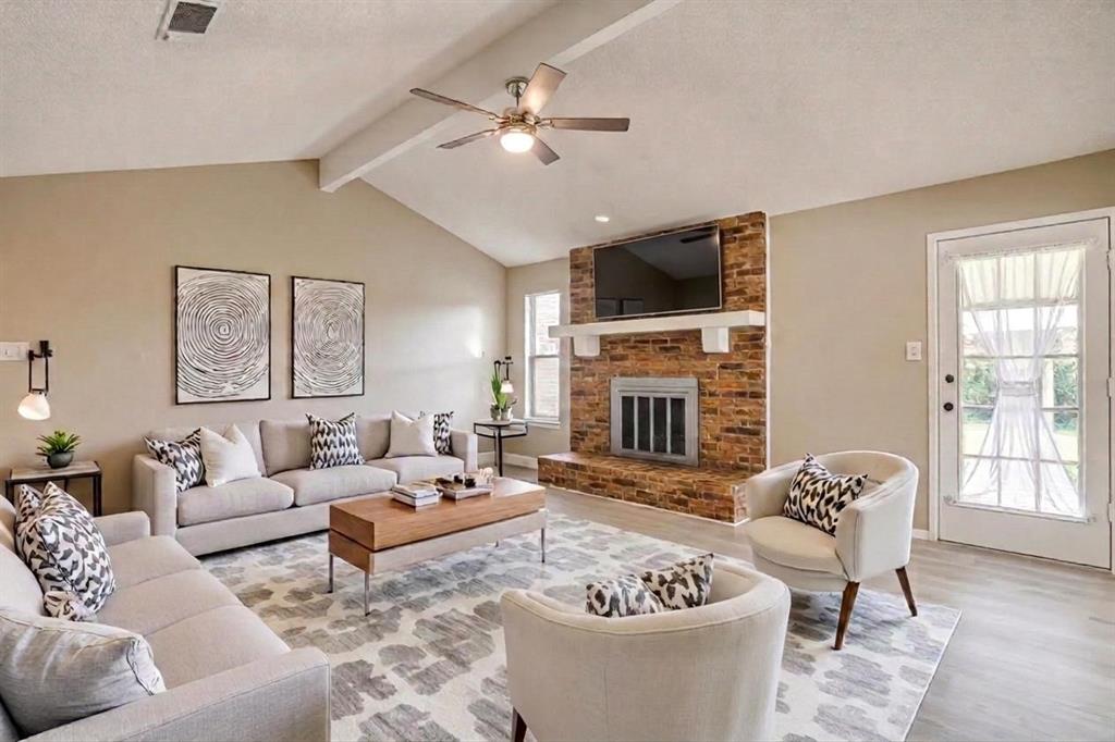 1812 Briar Run Benbrook, TX 76126 - Photo 3 of 30