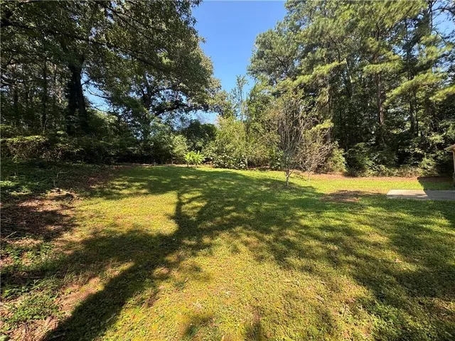 a view of a yard with a house