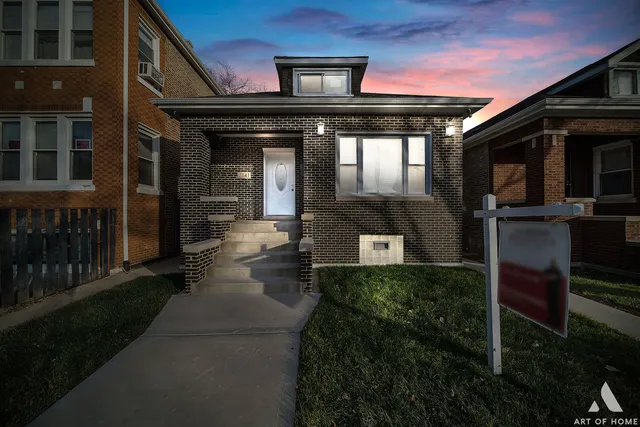 a view of entryway of a house