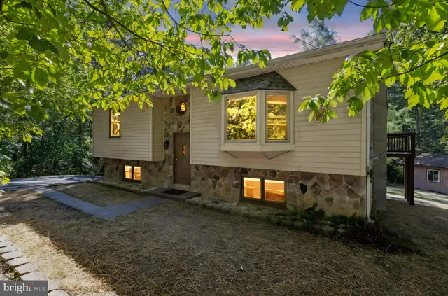 a view of a house with a yard