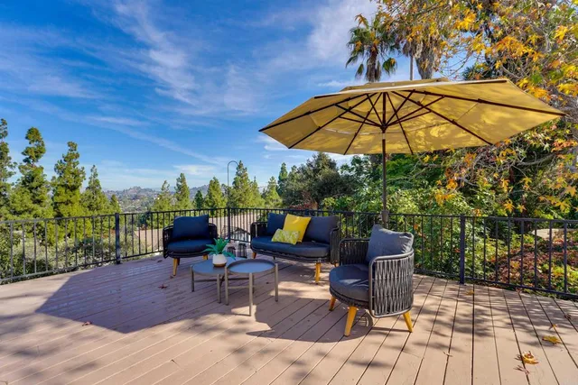 a view of a backyard