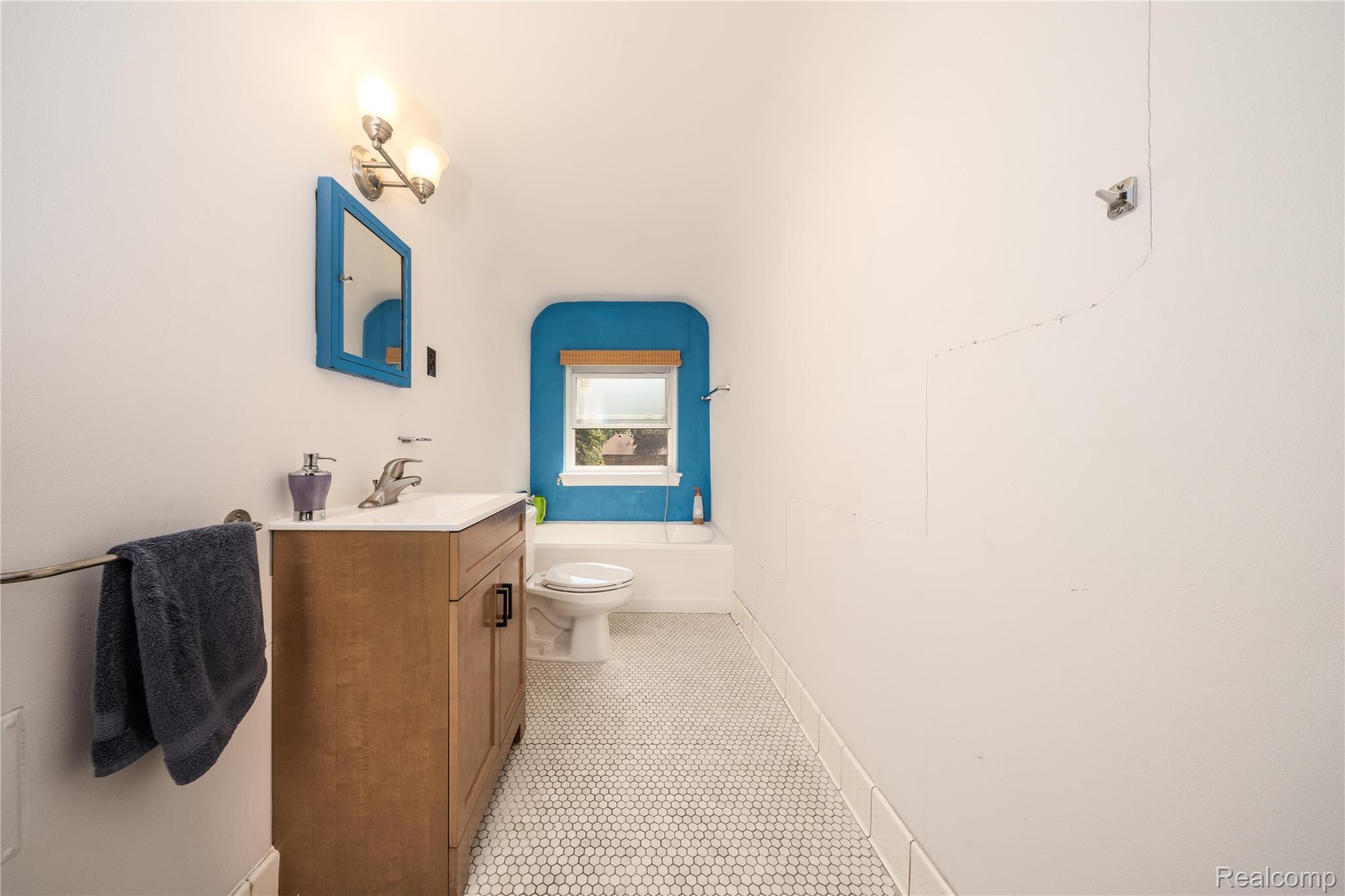 16580 Westmoreland Road Detroit, MI 48219 - Photo 25 of 37 3rd floor bath 16580 Westmoreland.jpg