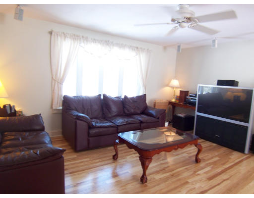 39 Heritage Road Billerica, MA 01821 - Photo 8 of 21 a living room with furniture and a window