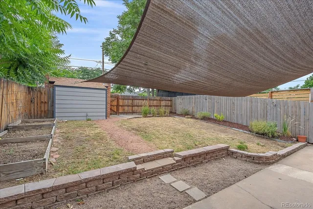 a view of a backyard