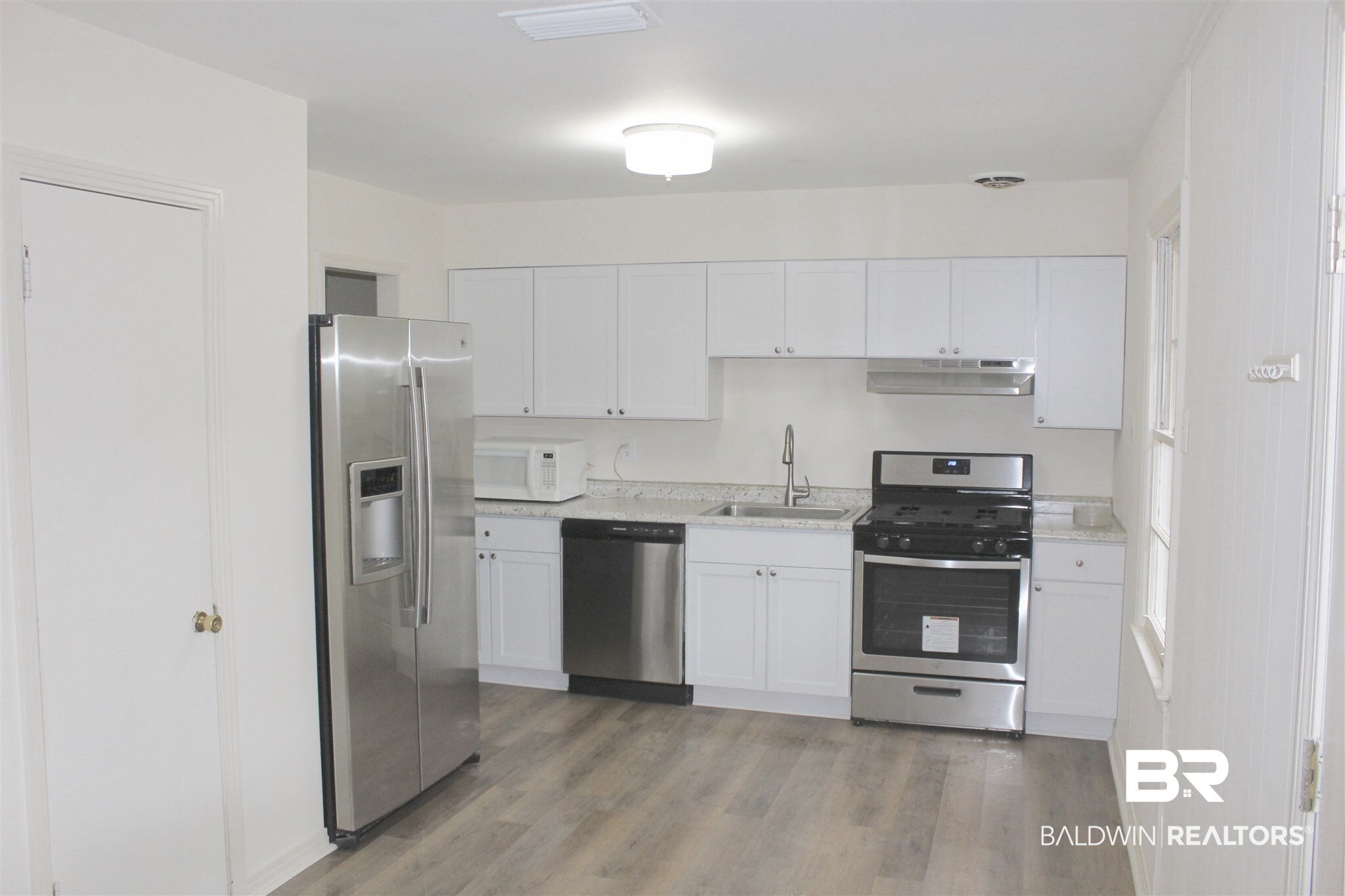 201 Glen Oaks Road Mobile, AL 36608 - Photo 2 of 21 GRANITE COUNTERS AND STAINLESS APPLIANCES.