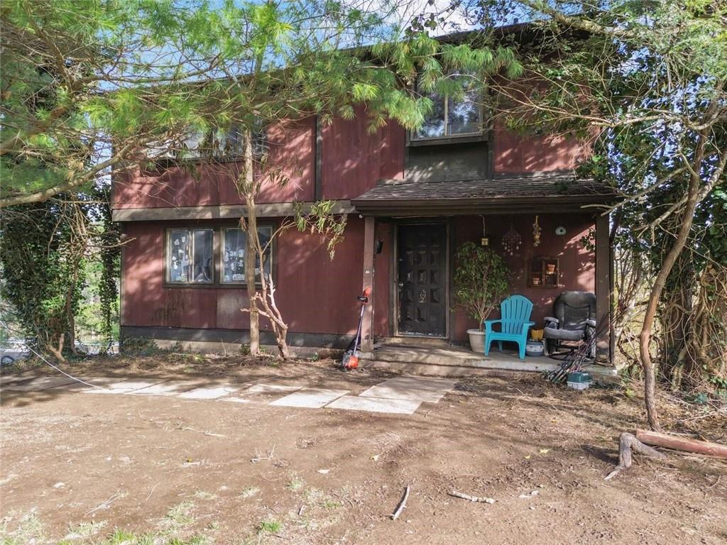 a view of a house with backyard