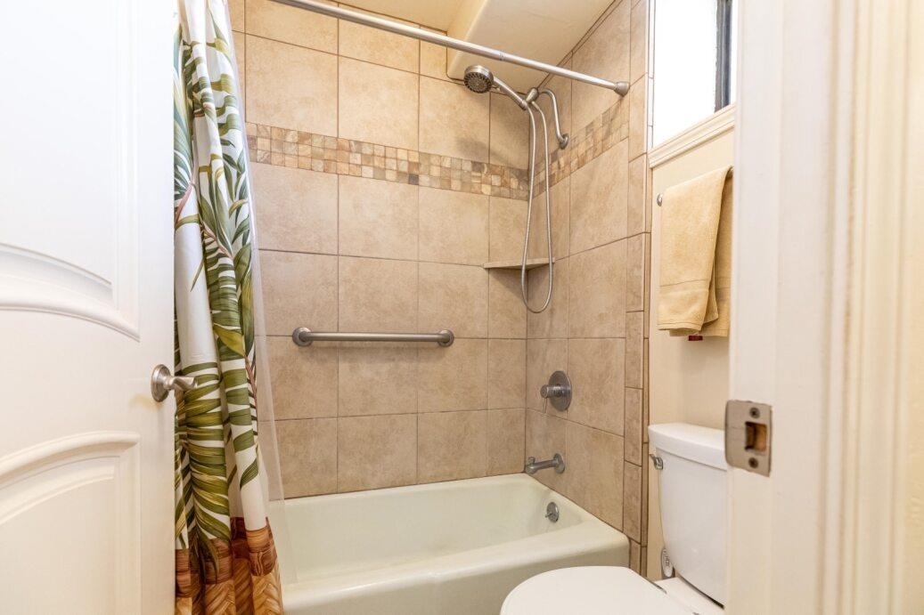 191 North Kihei Road, Unit 502 Kihei, HI 96753 - Photo 18 of 37 a bathroom with a bathtub and shower