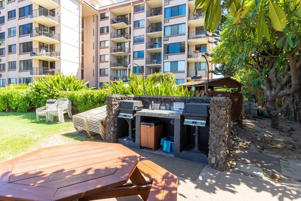 191 North Kihei Road, Unit 502 Kihei, HI 96753 - Photo 20 of 37 a couple of table and chairs in front of building