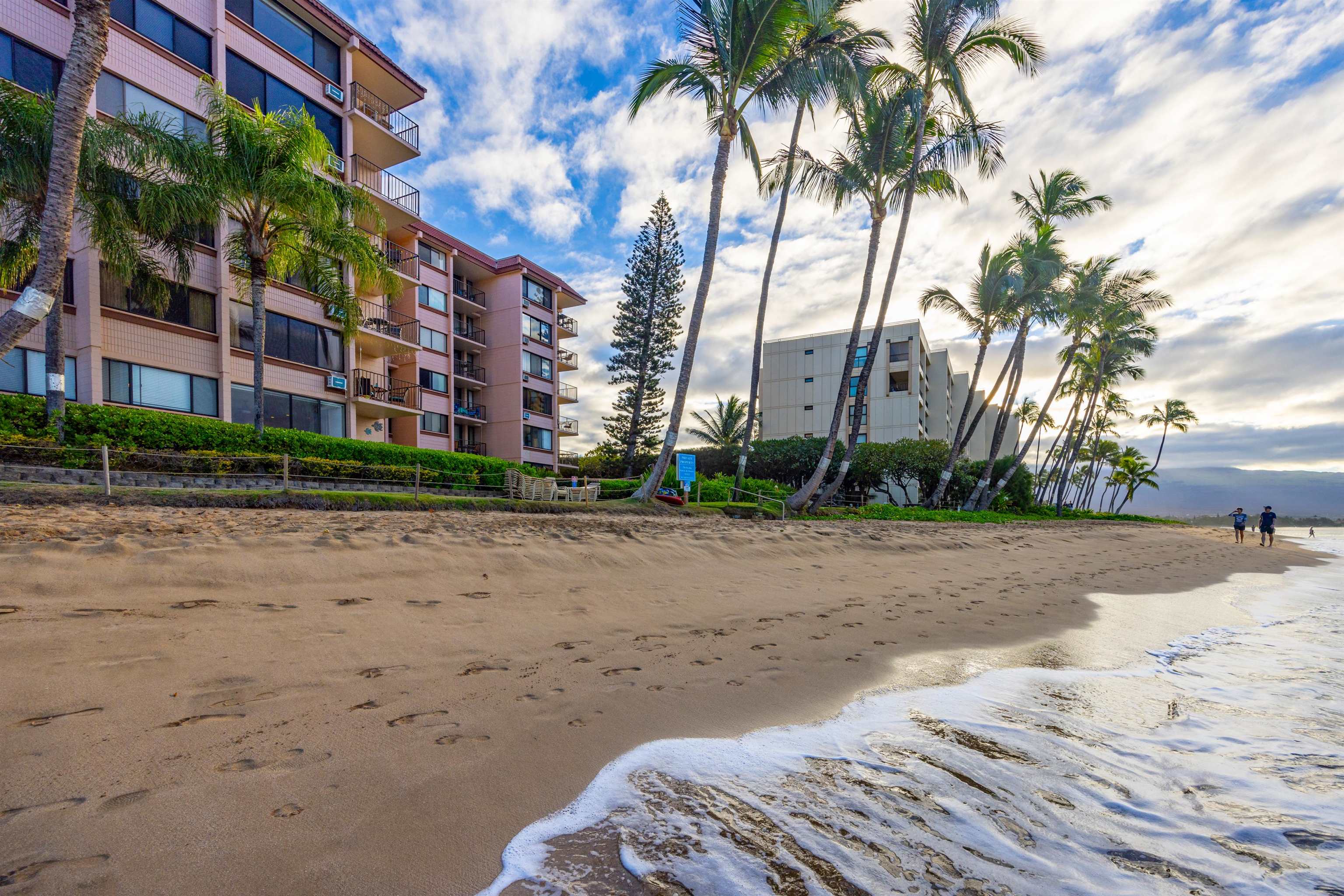 191 North Kihei Road, Unit 502 Kihei, HI 96753 - Photo 36 of 37 a view of a backyard with a white house