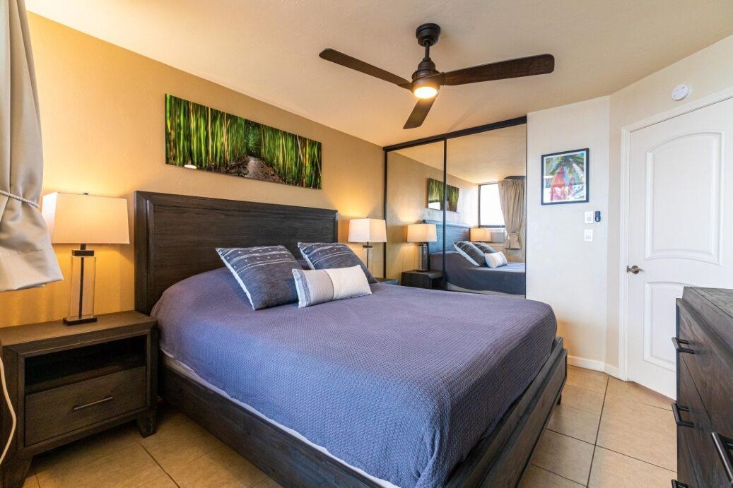 191 North Kihei Road, Unit 502 Kihei, HI 96753 - Photo 8 of 37 a bedroom with a bed and a chandelier