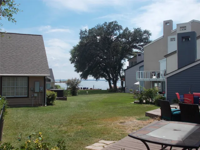 a view of a house with backyard and garden