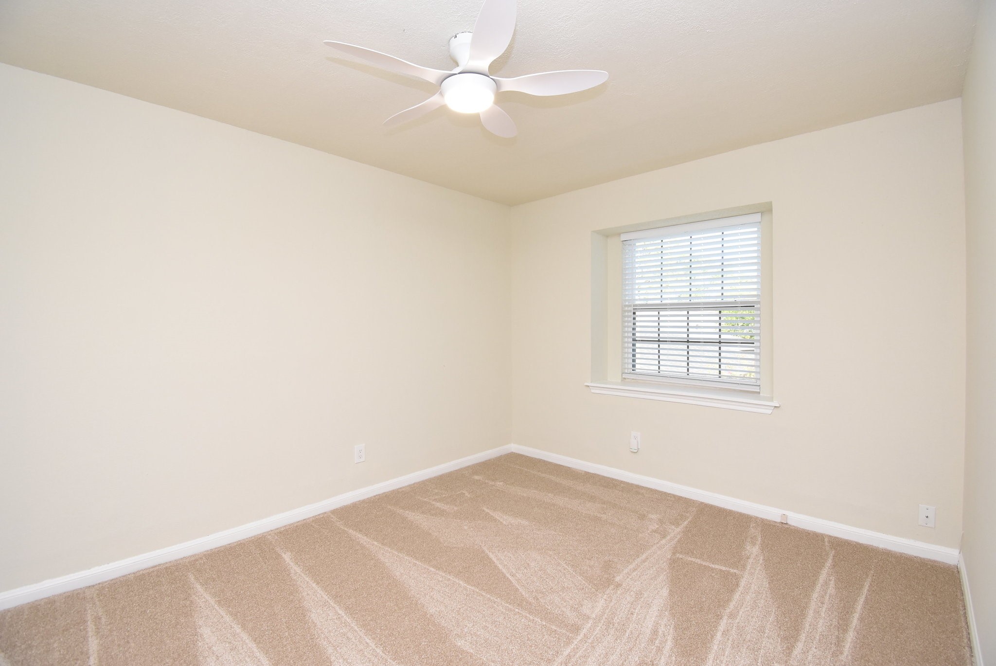 2503 Southwick Street Houston, TX 77080 - Photo 38 of 46 an empty room with a window and ceiling fan