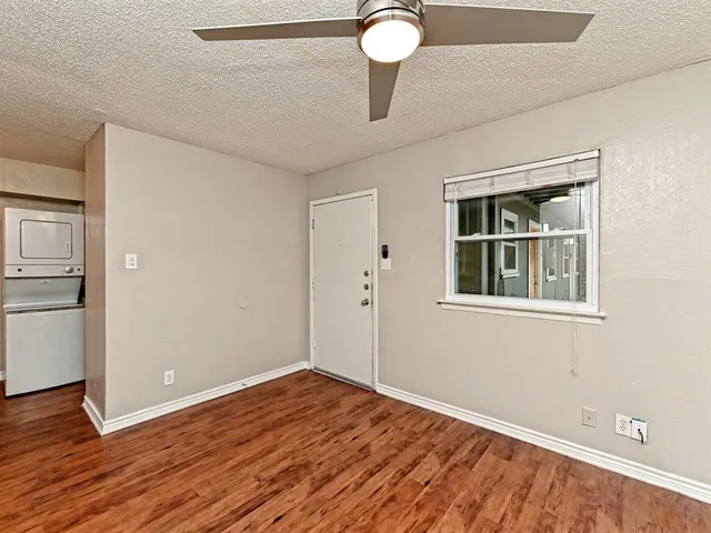 $1,300 | 2401 Manor Road, Unit 120, Austin, TX 78722