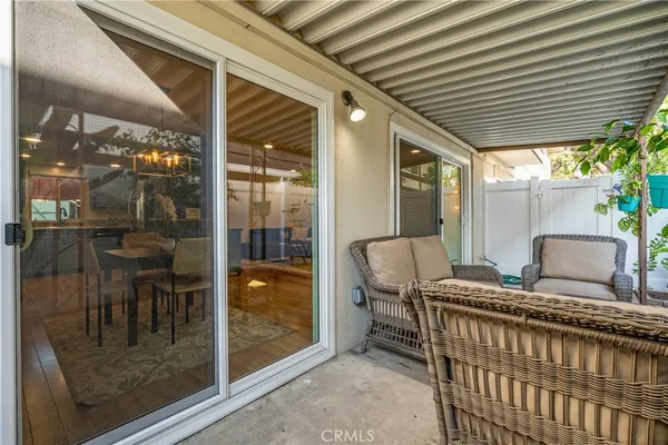 a view of a house with backyard