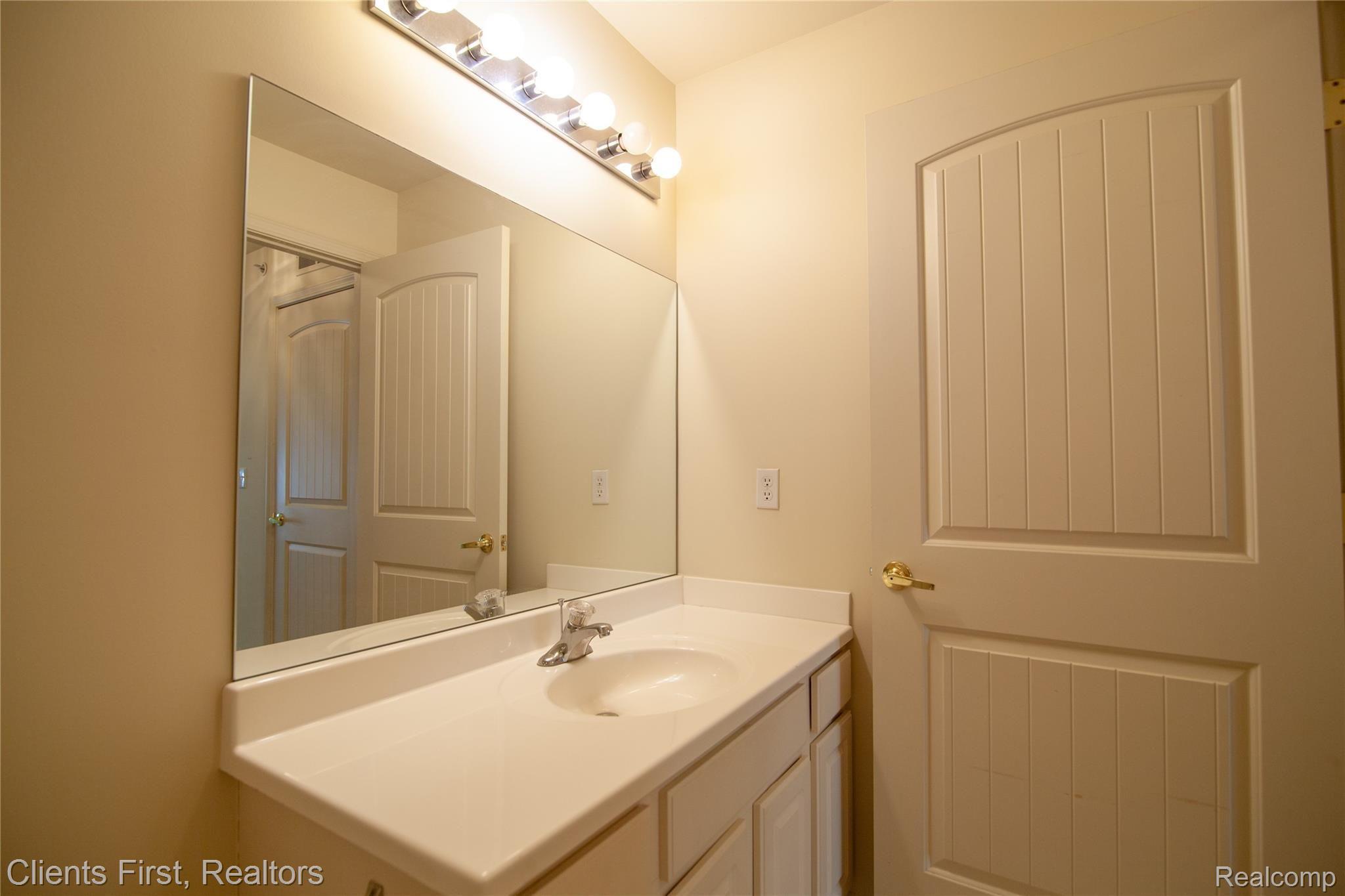 34096 Utica Road Fraser, MI 48026 - Photo 17 of 20 Master Bath