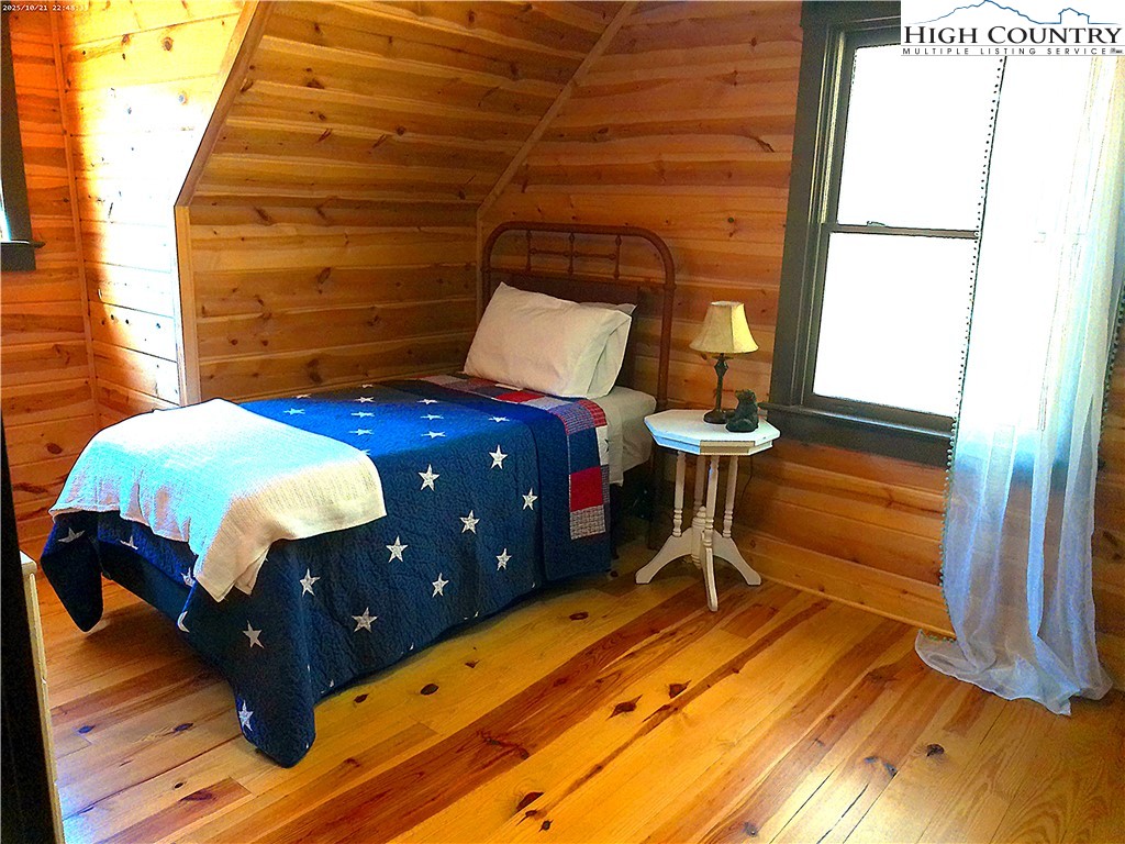 1459 River Front Ridge Drive Jefferson, NC 28640 - Photo 15 of 33 a bedroom with a bed and a table