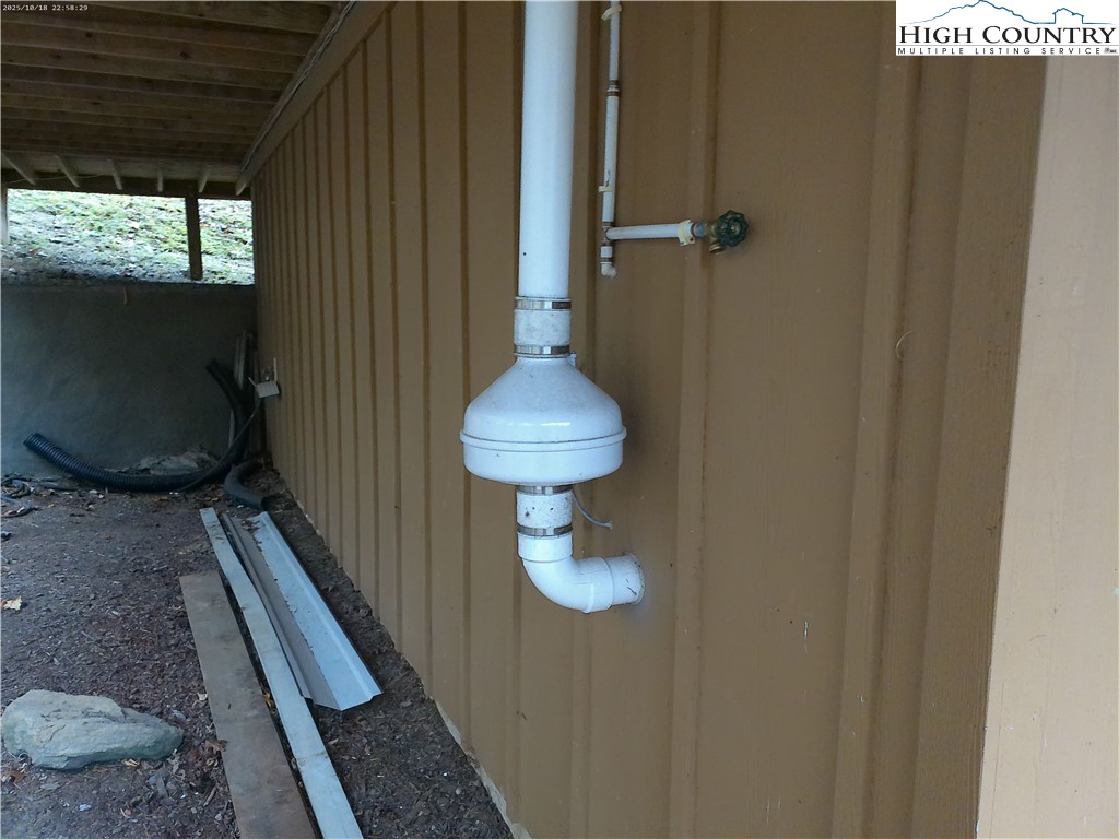 1459 River Front Ridge Drive Jefferson, NC 28640 - Photo 31 of 33 a view of a hallway with furniture and a shower