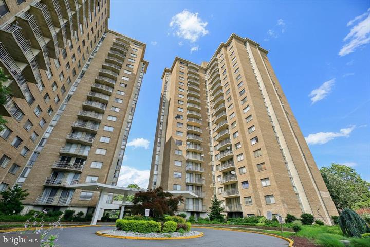 a view of a large multi story building