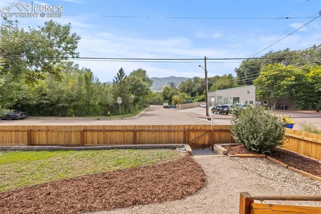 a view of a backyard