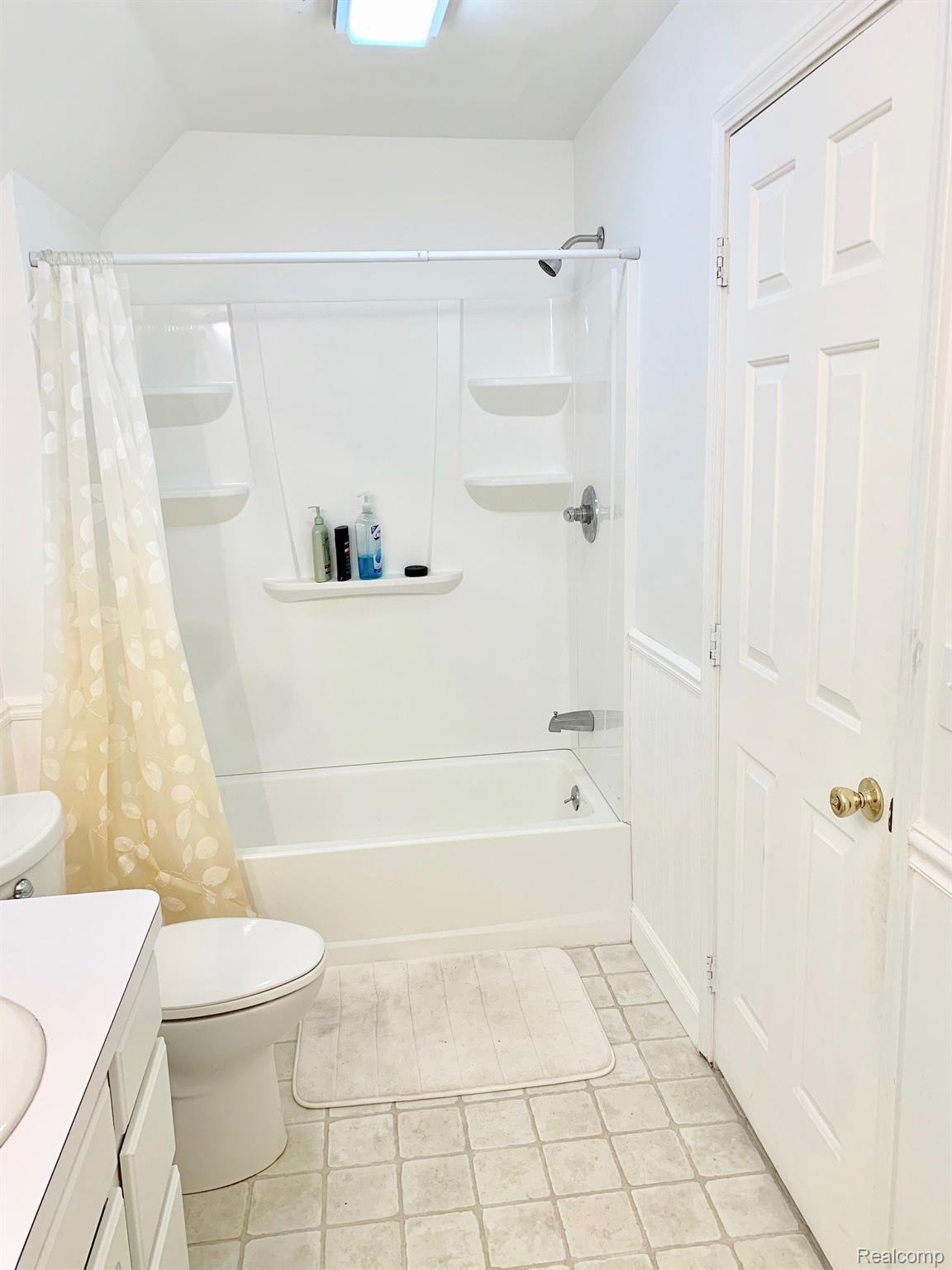 14114 Torrey Road Fenton, MI 48430 - Photo 63 of 82 upstairsbath.jpeg