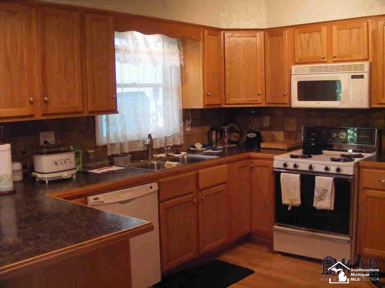9485 Summerfield Road Temperance, MI 48182 - Photo 14 of 23 21302868-13.JPG