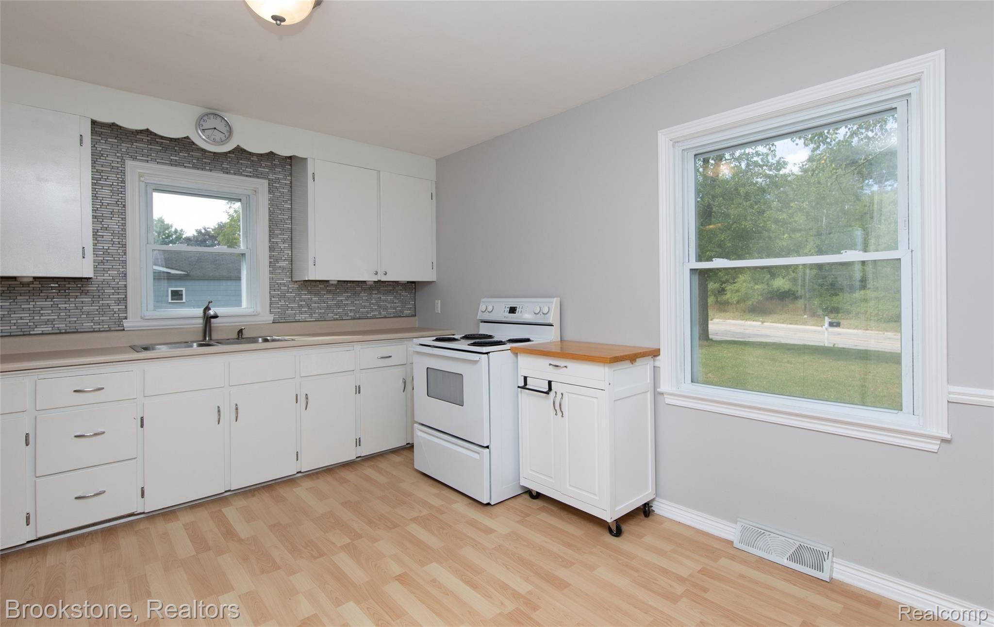 160 Collier Road Auburn Hills, MI 48326 - Photo 13 of 29 Spacious kitchen