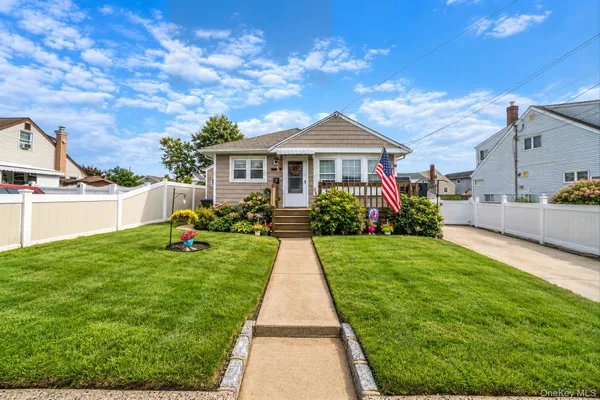 $549,999 | 11 East Hollywood Avenue, Lindenhurst, NY 11757