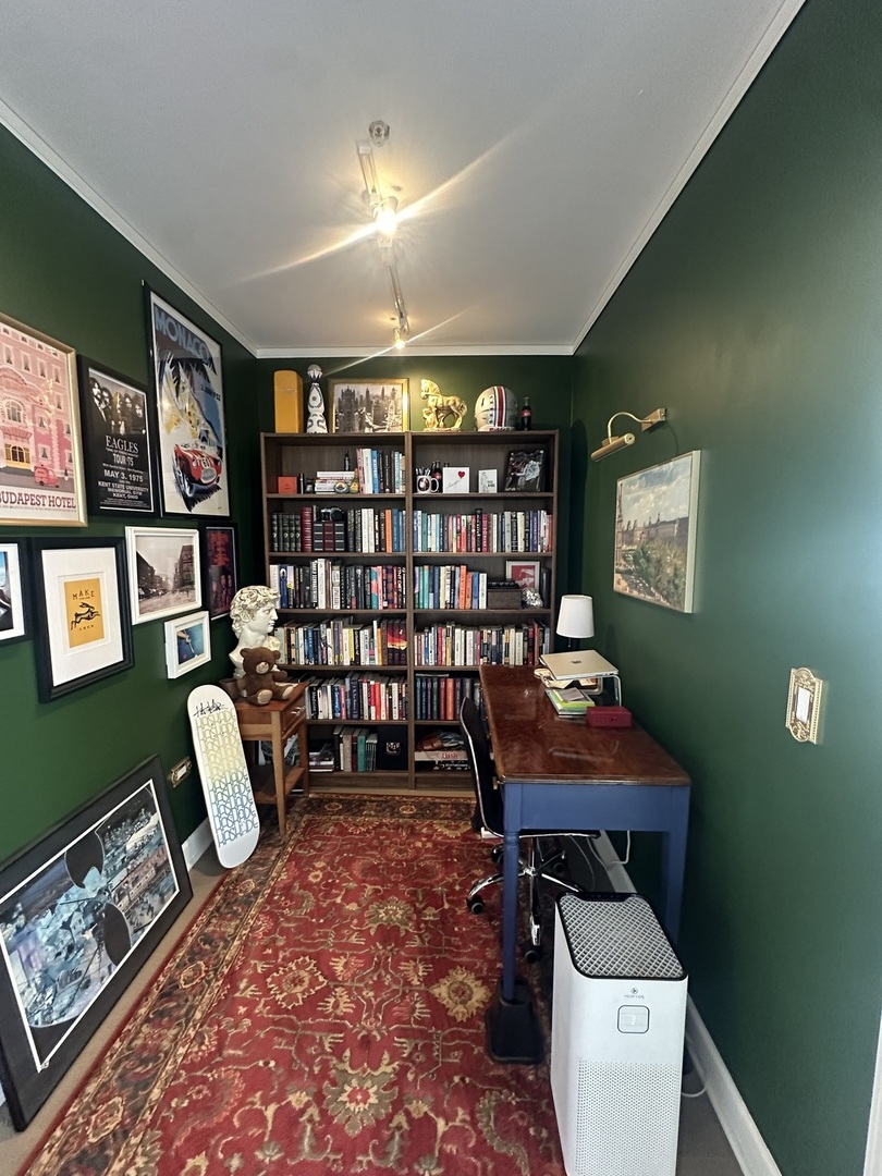 1901 South Calumet Avenue, Unit 2912 Chicago, IL 60616 - Photo 18 of 32 a room with furniture and window