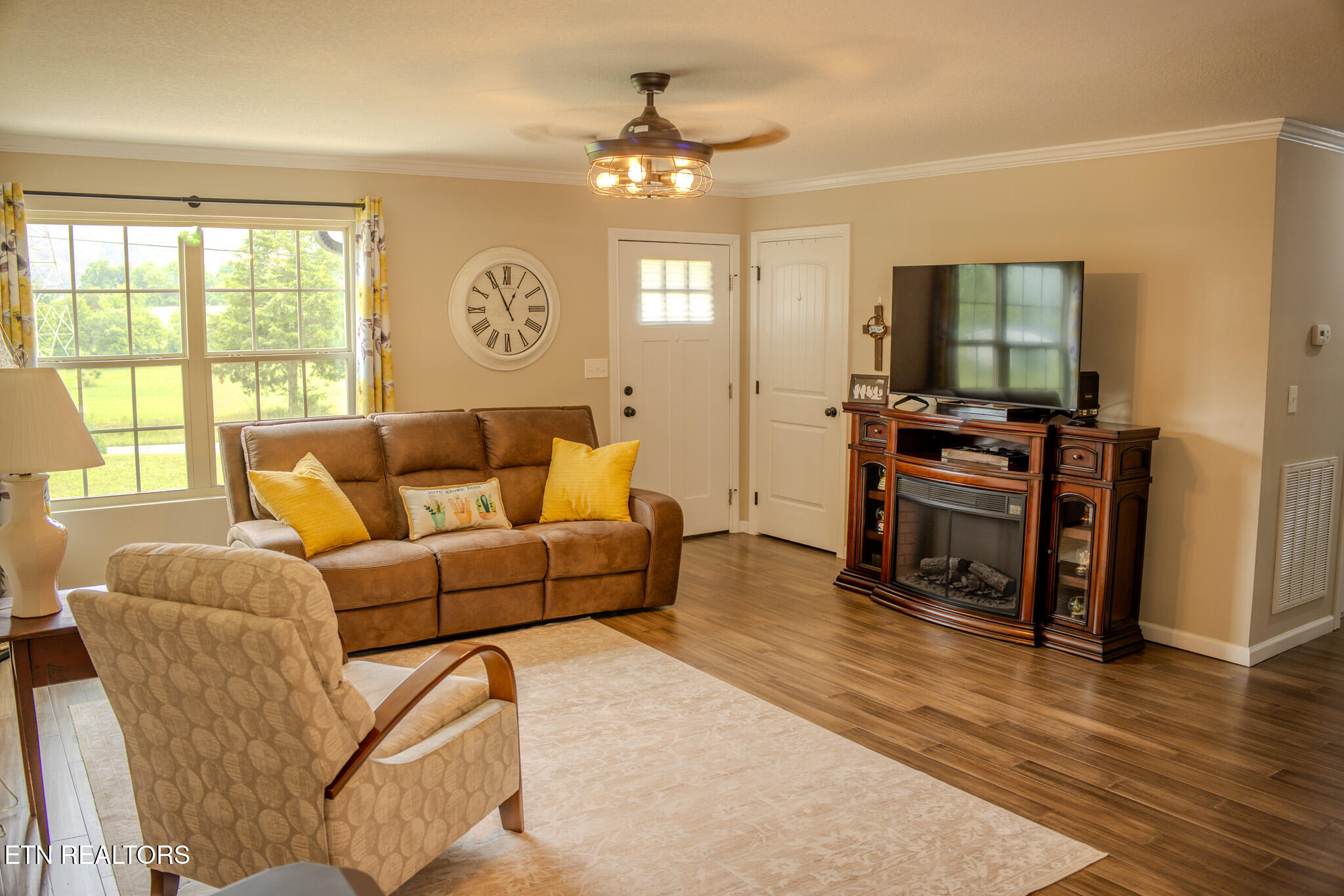3988 Dutch Valley Road Clinton, TN 37716 - Photo 11 of 22 Living