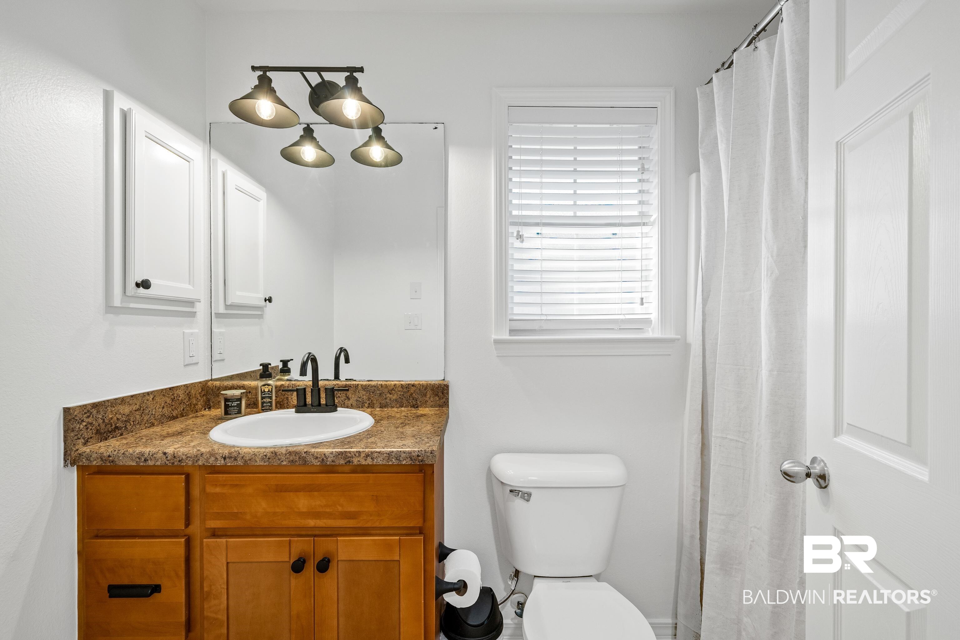 142 Kemper Lane Fairhope, AL 36532 - Photo 13 of 24 Guest Bathroom