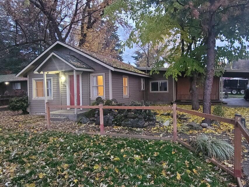 2104 Spring Street Medford, OR 97504 - Photo 6 of 24 3