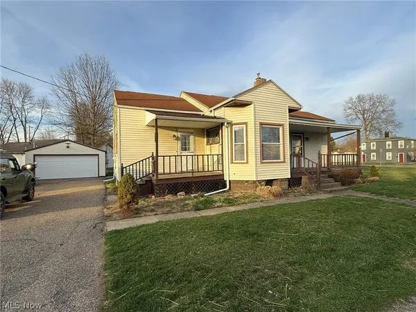 $915 | 404 3rd Street Northwest, New Philadelphia, OH 44663