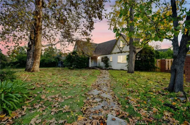 a view of a house with backyard and garden